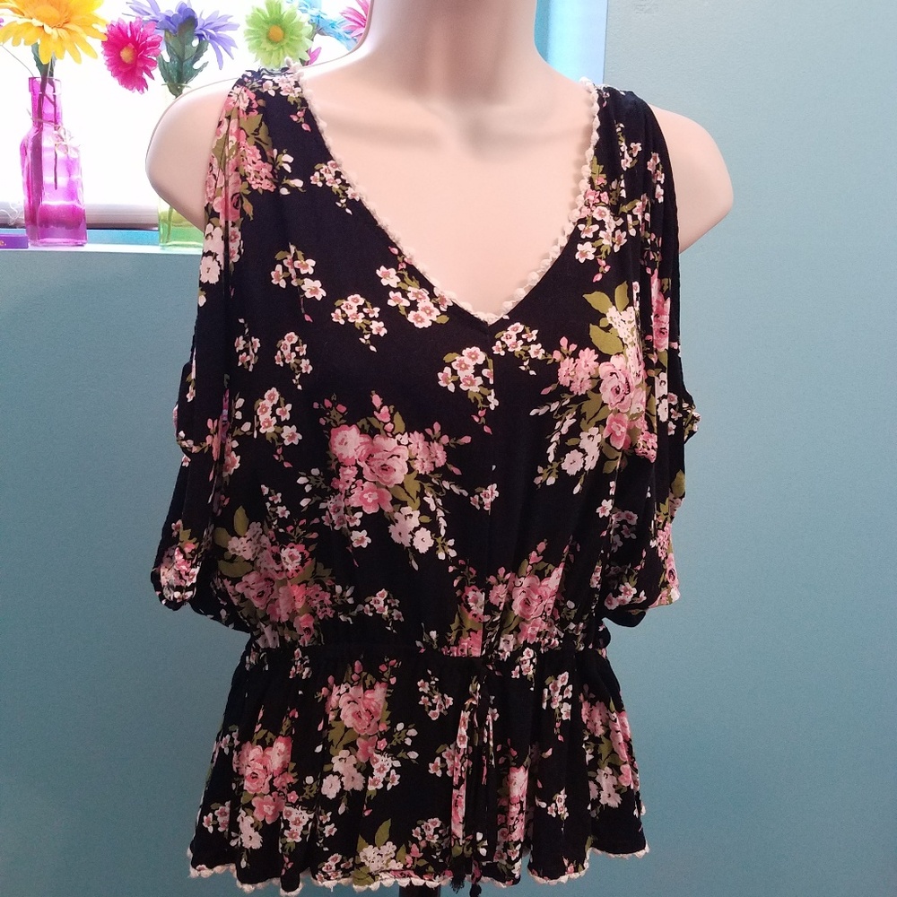 🔥Closet Clear Out🔥Spring Floral Blouse